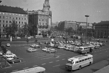 Erzsébet (Engels) tér, parkoló a MÁVAUT autóbusz-pályaudvar előtt. Szemben az Anker-ház, jobbra az evangélikus templom a Deák Ferenc téren. Távolabb a Károly (Tanács) körút épületsora látható, 1966. Forrás: Fortepan / Magyar Rendőr