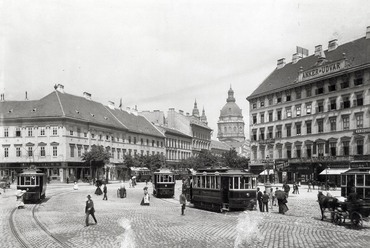 Deák Ferenc tér, szemben a Bajcsy-Zsilinszky út (Váci körút), háttérben a Szent István-bazilika, 1904. A kép forrását kérjük így adja meg: Fortepan / Budapest Főváros Levéltára. Levéltári jelzet: HU.BFL.XV.19.d.1.08.147