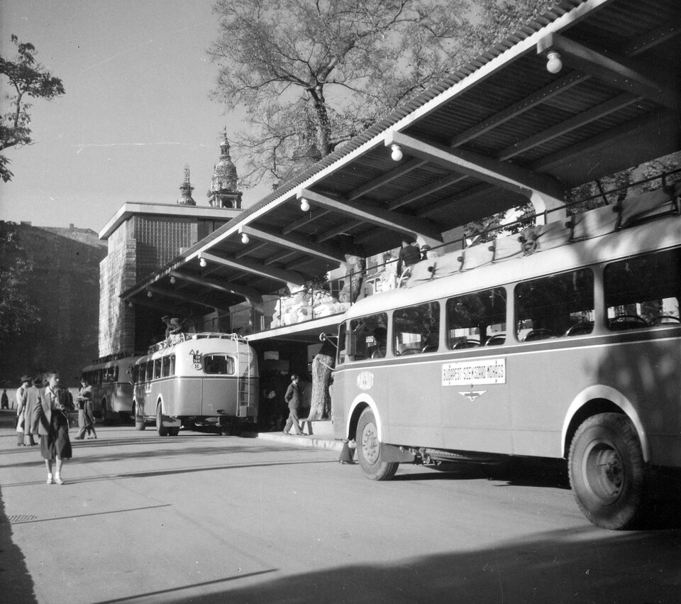 Erzsébet (Sztálin) tér, MÁVAUT autóbusz-pályaudvar, 1949. Forrás: Fortepan/UVATERV