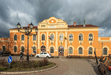 Az ország első vasútvonala Pestről Vác városba vezetett 1846-ban, majd épült tovább Pozsony felé. A vonattal érkezőket ma is hazánk legrégibb vasúti állomásépülete fogadja, bár eredeti, klasszicista stílusjegyeit az 1926-os felújítása megváltozatta.