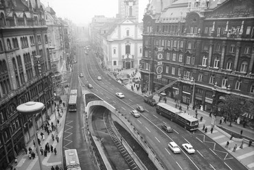 fortepan_253718: Ferenciek tere (Felszabadulás tér), kilátás a Klotild palotából a Kossuth Lajos utca felé, szemben a Belvárosi Ferences templom, 1976. Forrás: Fortepan / FŐMTERV