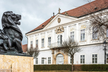 A városházával szemközt áll a mindenkori püspök helyettesének palotája. A második világháborút követő államosításkor lakásokat alakítottak ki benne, a kilencvenes években visszanyerte eredeti formáját.