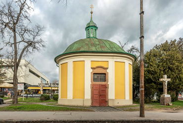 A városközpont szélén, a régi temető mellett áll a barokk Szent Rókus-kápolna, amelyet az 1704-es városi pestisjárvány nyomán építettek. 