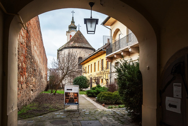 A templom és egyben a főtéri épületek hátsó traktusába remek bepillantást enged a Tragor Ignác Múzeum udvara. Az intézmény föld alatti terei adnak otthont többek közt a híres váci múmiák kiállításának.