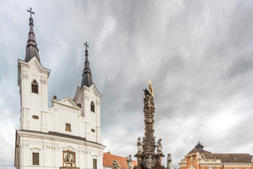 A főtértől délre, a Szent Anna-templom előtt álló névtelen tér sajnos még főként autóparkolóként funkcionál. Közepén a közelmúltban restaurált Szentháromság-oszlop, jobbra szemben az egykori rendőrség jelenleg üresen álló épülete.