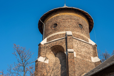 A víztorony üzemelésének végéről már nincs biztos adat, valószínűleg a hálózat 1950-es modernizálásakor vesztette el a funkcióját. A hat téglapillérre támaszkodó, 1200 köbméteres víztartálynak helyet adó tornya ma is elfogadható állapotban van.