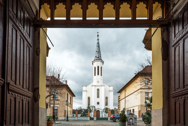 Majd száz évvel a városközpont kiépülése után, az 1860-as években a város evangélikus közössége is templomépítésbe fogott. A tervező, Krempele Edmund különleges, áttört öntöttvas toronysisakot tervezett; 1998 óta műemlék.