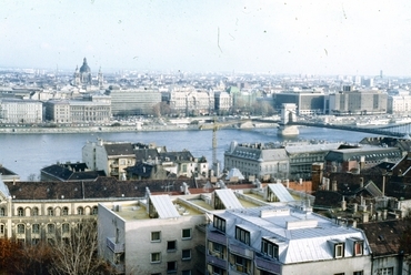 Kilátás a Halászbástya felől, szemben a Forum és az Atrium Hyatt szálló, 1990, Forrás: Fortepan, Adományozó: Kristek Pál