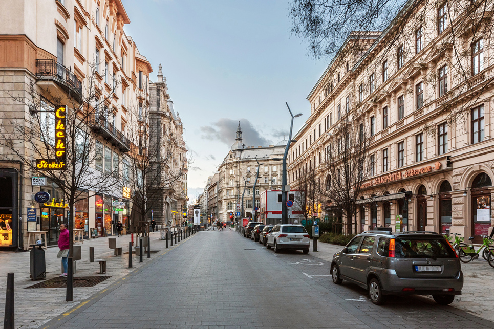 A tér a Károlyi utca felől napjainkban. Fotó: Gulyás Attila