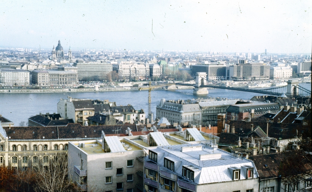 Kilátás a Halászbástya felől, szemben a Forum és az Atrium Hyatt szálló, 1990, Forrás: Fortepan, Adományozó: Kristek Pál