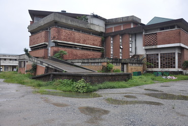 Demas Nwoko: Akenzua Kulturális Központ, Benin, 1972 - 1995. Forrás: La Biennale di Venezia