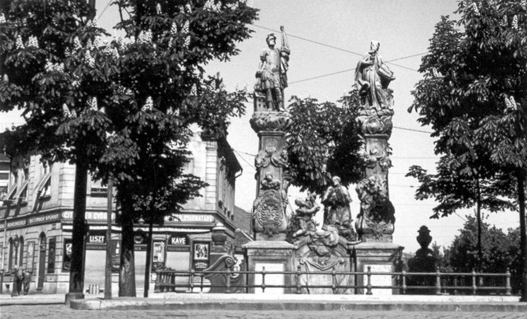 A Flórián téren volt Fogadalmi oltár (szent Flórián, szent Fülöp, szent Károly szobraival) 1928. Forrás: Fortepan / Benke Imréné