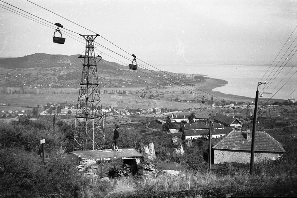 Badacsonytomaj, drótkötélpálya a bazaltbánya és a zúzóüzem között, 1961 / Forrás: Fortepan 143008, Chuckyeager tumblr