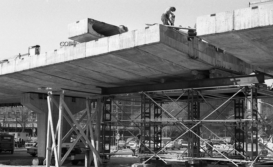 Nyugati (ekkor Marx) tér, a felüljáró építése. A felvétel a részleges visszabontáskor készült 1980-ban. Forrás: Fortepan / Magyar Rendőr