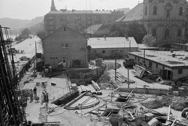 Batthyány tér, a metróállomás építési területe, balra a Bem rakpart, jobbra a Szent Anna-templom, 1970. Forrás: Fortepan / FÖMTERV