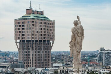 A Torre Velasca a milánói dóm felől. Forrás: Wikimedia Commons, CEphoto, Uwe Aranas