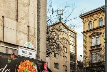 Üllői út (a kép bal sarkában a 60.) 65-67. Társasház, tervező: Martonné Jutas Ágnes, BUVÁTI. Fotó: Gulyás Attila