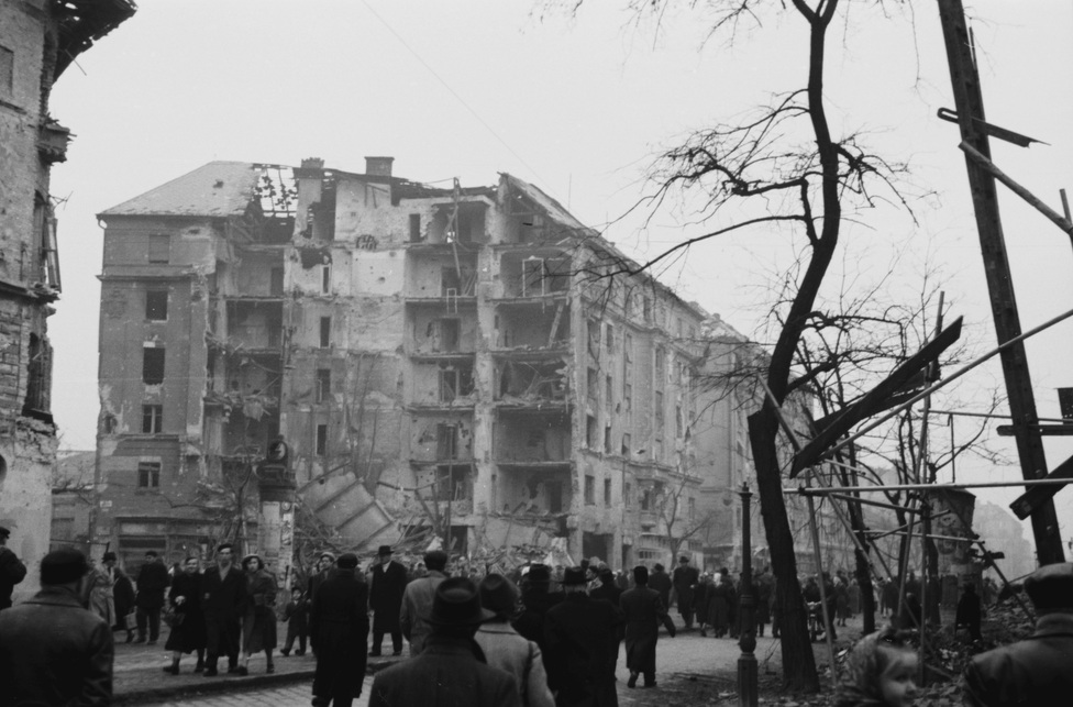 Az Üllői és a Nagykörút sarka 1956-ban. Ide került később Csics Miklós háza. Fotó: Fortepan / Berkó Pál