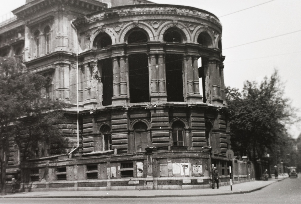 A Budapesti Orvostudományi Egyetem (ma SOTE) Sebészeti Klinikájának félköríves előadóterme 1956-ban. Fotó: Fortepan / Semmelweis Egyetem Levéltára