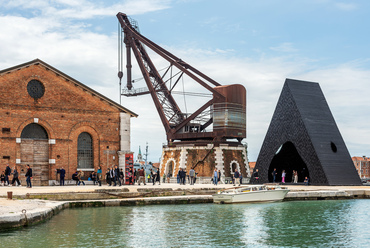 David Adjaye Kwaeε című installációja az Arsenale ipari kontextusában. A teljes egészében fából készült építmény az egyik fő ghánai nyelv, a Twi 'erdő' jelentésű szaváról kapta a nevét.