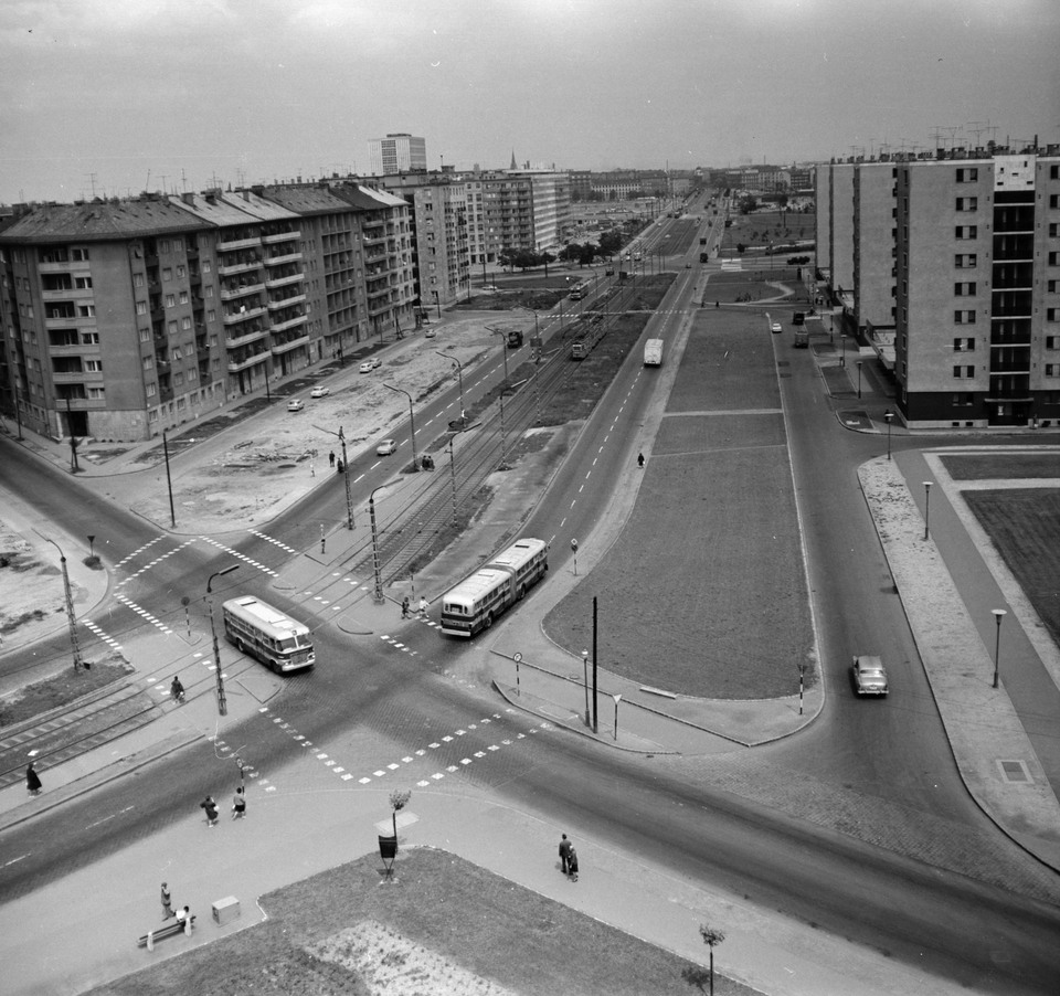 Rálátás az Október huszonharmadika (Schönherz Zoltán) utca - Budafoki út - Irinyi József utca találkozására. Szemben a távolban a Petőfi híd, 1966. Forrás: Fortepan / FŐMTERV