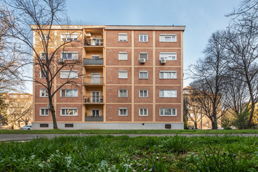 Az első hazai panelházak a dunaújvárosi Mező Imre úton (ma: Széchenyi park) épültek, és ma is jó állapotban állnak.