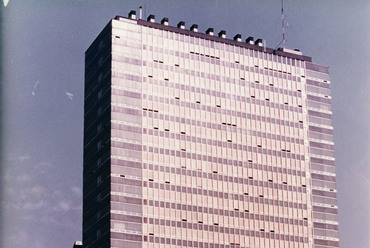 Nagyvárad tér, a SOTE (ma Semmelweis Egyetem) Elméleti Tömbje, előtte a Béke-emlékmű, 1983. Forrás: Fortepan / Semmelweis Egyetem Levéltára