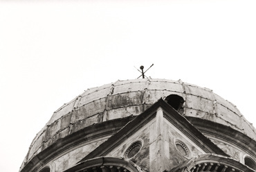 Chiesa di Santa Maria dei Miracoli. A templom északi sarka: a templomhajóhoz hozzátapasztott „scarsella” komplex geometriája, téglatest, henger és kupola kompozíciója.