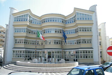 Paolo Portoghesi: Il Teatro Politeama, Catanzaróban. Forrás: Wikimedia Commons