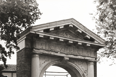 Lando Arch of Sant'Antonio di Castello. Egykor a Lando kápolna bejárata, Napóleon terveinek köszönhetően 15 évig a földön hevert darabokban, jelenleg a Giardini kertjének műtárgya.