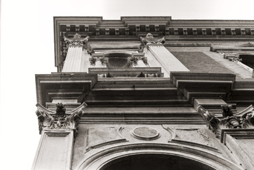 Scuola Grande di San Rocco. Ismét a scuola Campo San Rocco terecske felé néző keleti sarka, alulnézetből. Az épület tágas földszinti terme a közösség nappalijaként, az emelet a csoportok találkozására szolgált, a kettőt egy gáláns lépcső köti össze.