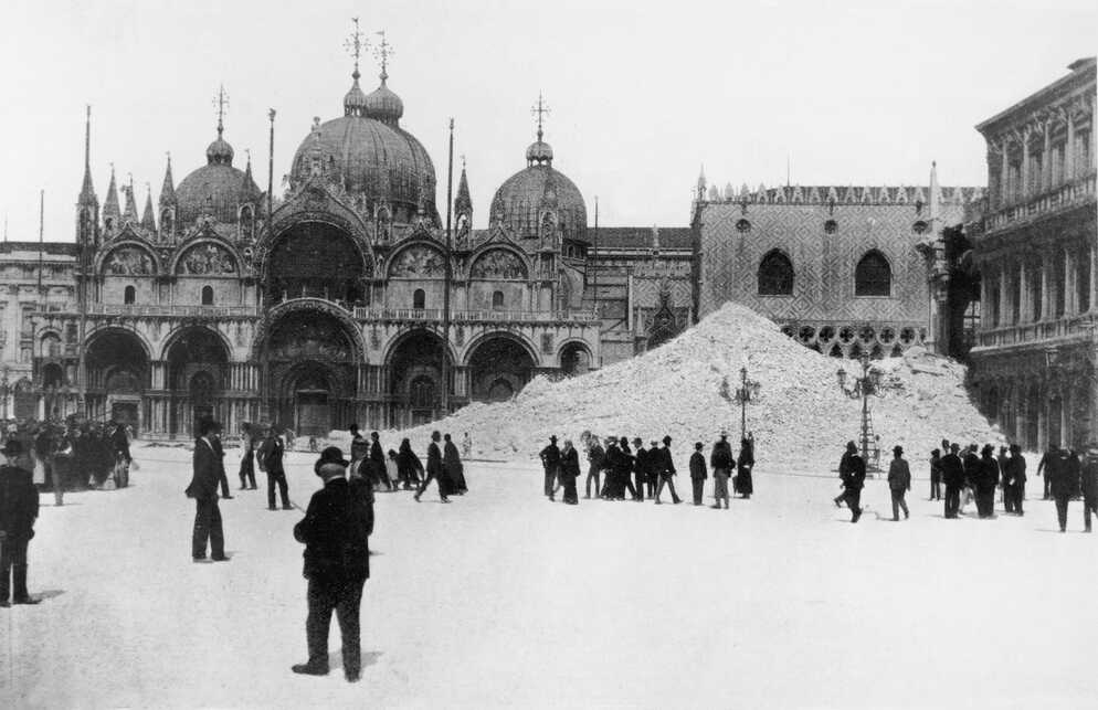 Szinte elképzelhetetlen kép: törmelékhalom a Campanile helyén, Forrás: miro.medium.com