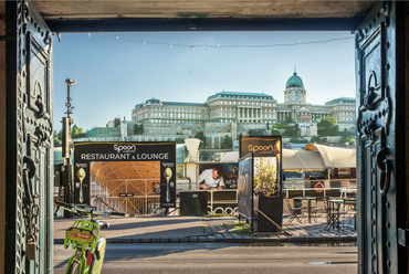 A helyiségek nyitott ajtóiból kilépve ez a panoráma fogad.