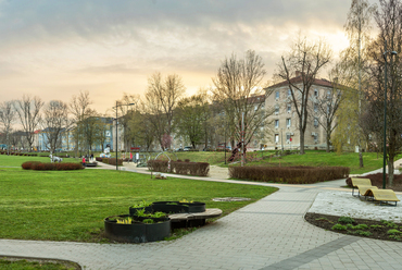 A város mértani központjához közel alakították ki, pontosabban hagyták beépítetlenül a mai Völgypark hatszáz méter hosszú sávját. 