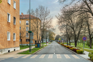 A városközpont egyik mai jellemzője a kiváló állapotú közterületek sora. Bár kisebb lépcsők, gyalogutak itt is javításra várnak, összességében jól látható, milyen jövő vár egy iparvárosra akkor, ha az ipara hosszú évtizedeken át gazdaságosan fennmarad. 