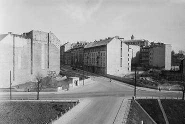 A Várfok utca Vérmező úti kereszteződése 1957-ben, Forrás: Fortepan, Adományozó: UVATERV