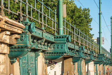 Bár 1900-ban a Duna-partot még a teherbárkák sora és az áruraktárak határozták meg, a viadukt városképi jelentőségére tekintettel a látható vasszerkezetek megformálását a kor egyik legnevesebb építészére, Ybl Miklósra bízták.