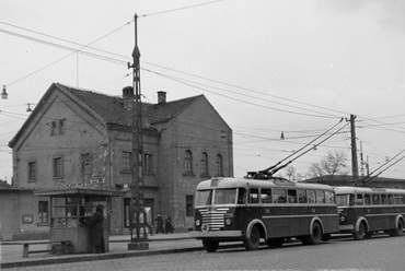 Trolivégállomás a Baross kocsiszín előtt, 1954-es felvétel. Forrás: Fortepan / Keveházi János