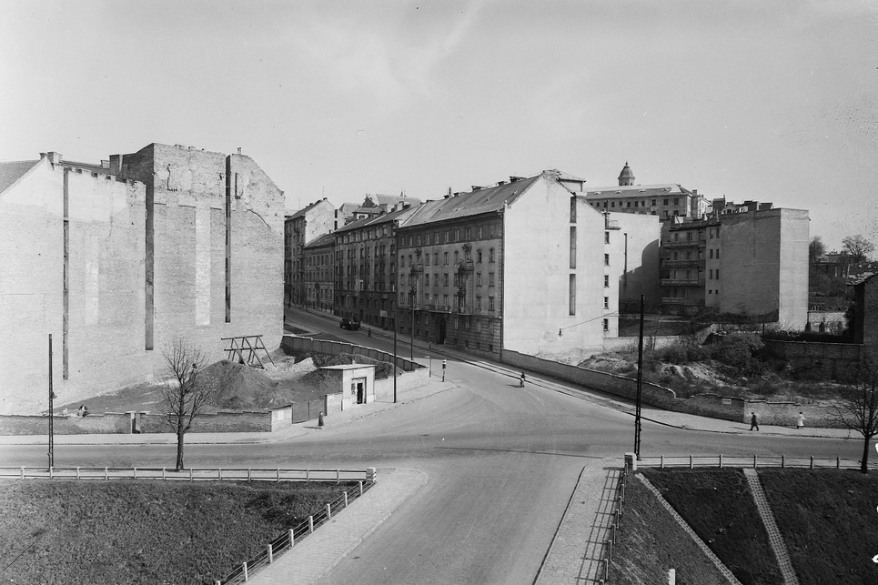 A Várfok utca Vérmező úti kereszteződése 1957-ben, Forrás: Fortepan, Adományozó: UVATERV