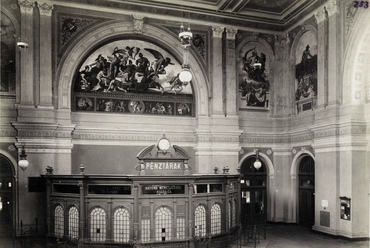 Az épület északi oldalához csatlakozó, monumentális pénztárcsarnok 1900-ban. Freskóit freskóit Lotz Károly és Than Mór készítették. Forrás: Fortepan / Budapest Főváros Levéltára / Klösz György fényképei
