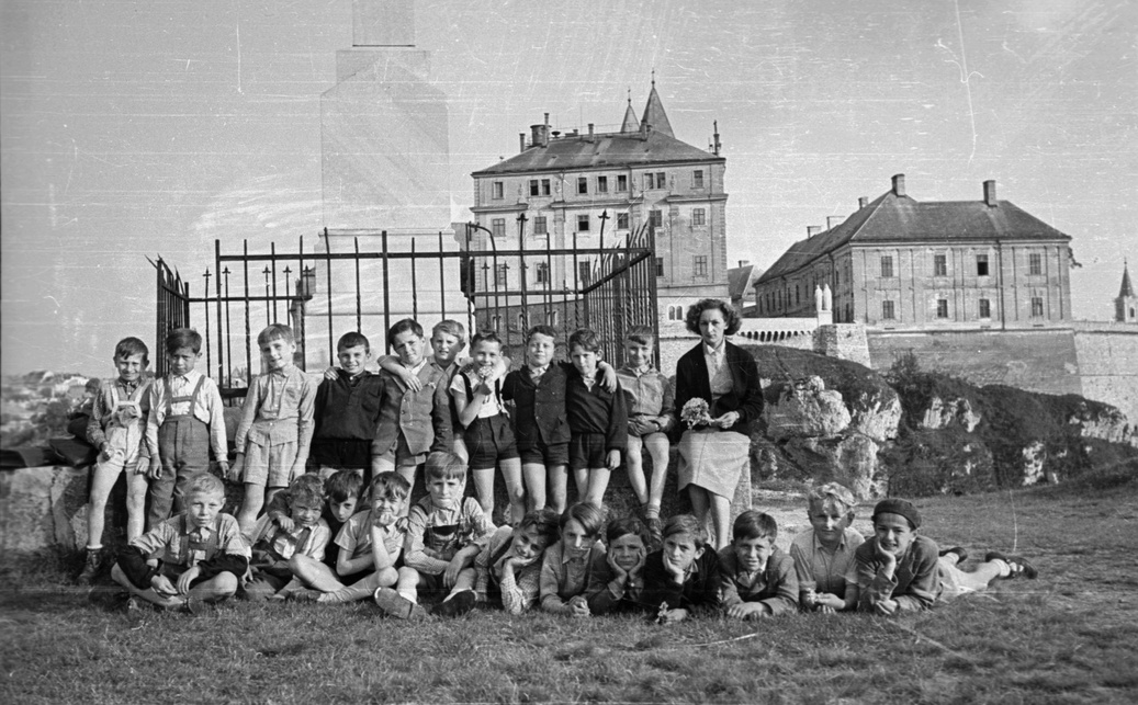 Benedek-hegy, Kőkereszt, háttérben a Vár, 1958. Forrás: Fortepan
