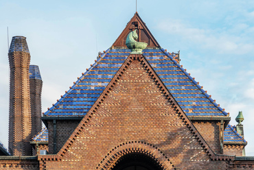 A műemléki védelem alatt álló, monumentális épület a város akkori főépítésze, Borsos József tervei szerint épült, míg az ablakok üvegmozaikjainak, és a homlokzati szobrainak alkotóit nyílt pályázaton, debreceni képzőművészek közül választották ki.
