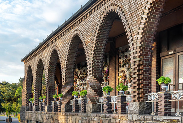 A pompás tégla architektúra Borsos József másik fő művén, az 1941-ben épült szegedi Honvéd téri református templomon is visszaköszön.
