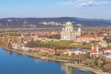 A tégla mellett a jó minőségű kőből építkezve is képesek voltak -mai szemmel nézve- szinte csodát tenni a 19. század mesterei. Az esztergomi bazilika formájában hazánk legmagasabb, és nem mellesleg Európa egyik legnagyobb temploma épült meg.
