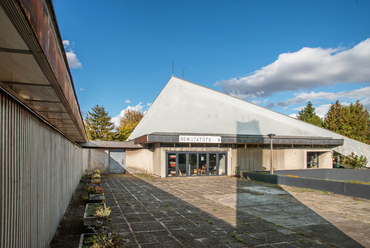 Az épület tervezője Heckenast Péter, akinek nevéhez nem csak további miskolci épületek, de a város 1967-re elkészült általános rendezési terve is kötődik.
