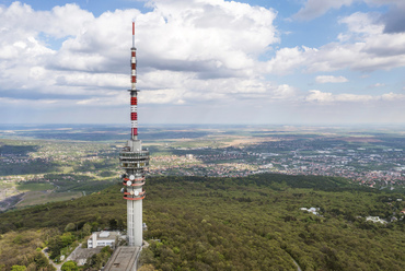 A legmagasabb épületek listáján azonban közel félszáz méterrel megelőzi a pécsi misinai TV-torony, ami számos belső, fűthető, lifttel elérhető szintje miatt számít épületnek -közülük az egyikben étterem működik. Az idén ötven éves tornyot májusi képgalériánkban részletesen is bemutattuk.
