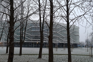 Homlokzatképzés lamellás árnyékolókkal – Kecskeméti Campus, Kecskemét – tervezők: Hartvig Lajos DLA, Bánáti Béla (Bánáti + Hartvig Építész Iroda Kft.), Nyéki Gábor (LIMA Design Kft.) – forrás: Krüllung
