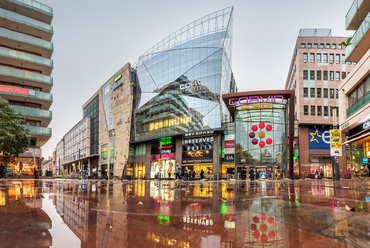 A terület első nagyberuházása a 2008-ban megnyitott Corvin Plaza és a mellette álló Corvin One irodaház volt, ezek az épületek alkotják mára a városrész központi sétányának és főterének belváros felőli lezárását.
