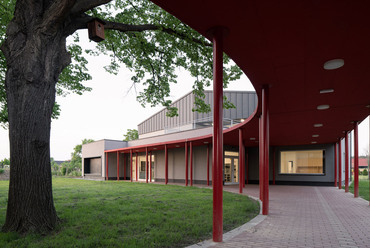 A Szentpéterfai Horvát-Magyar Kétnyelvű Nemzetiségi Általános Iskola épületegyüttesének fejleszése - tervező: CAN Architects - fotó: Alex Shoots Buildings / Alexandra Timpau. Forrás: Építészfórum archívum
