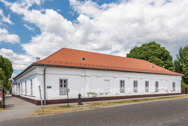 A gyóni városrészben álló, meglehetősen méretes, U alaprajzú, klasszicista épület szintén nem reprezentatív otthonnak, hanem a kor úri divatját kiszolgálandó, kaszinónak épült 1825-31 között.
